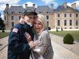 De 100-jarige Amerikaanse Tweede Wereldoorlog-veteraan Harold Terens en zijn 96-jarige verloofde Jeanne Swerlin omhelzen elkaar buiten hun verblijf in Frankrijk, een paar dagen voor hun huwelijk op 8 juni.