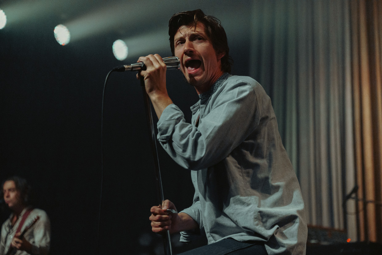 Alex Turner en zijn Arctic Monkeys stelden 'The Car' afgelopen maandag voor bij Studio Brussel. Beeld Damon De Backer
