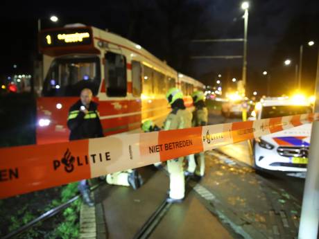 Man (37) omgekomen bij ernstig tramongeval in Den Haag, slachtoffer mogelijk meegesleurd