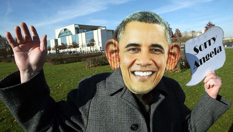 Een demonstrant verkleed als president Obama in Berlijn. Beeld epa