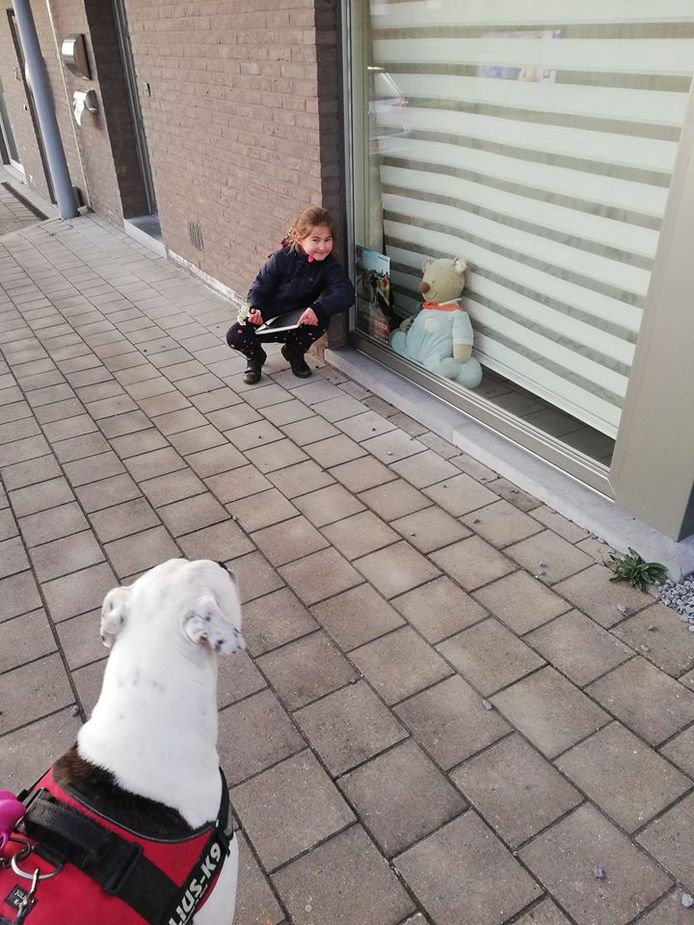 Deze jonge berenjager poseert trots bij haar 'vangst'.