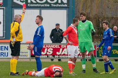 Twaalf keer geel en vier keer rood in Betuwse voetbalderby