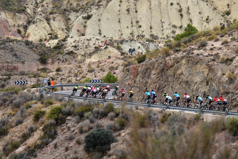 Het peloton onderweg in de Vuelta. Beeld photo: Cor Vos