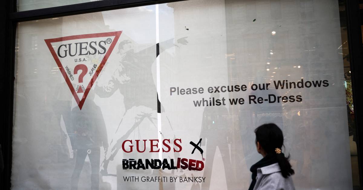 Banksy esorta i taccheggiatori a visitare Guess London |  All’estero