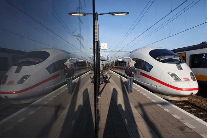 De hogesnelheidstrein ICE op station Arnhem.