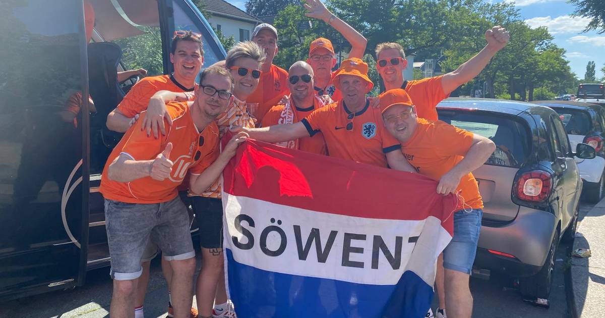 Deze fans sjezen Oranje achterna: ‘Een matras op de achterbank en dan maar gewoon gaan rijden’