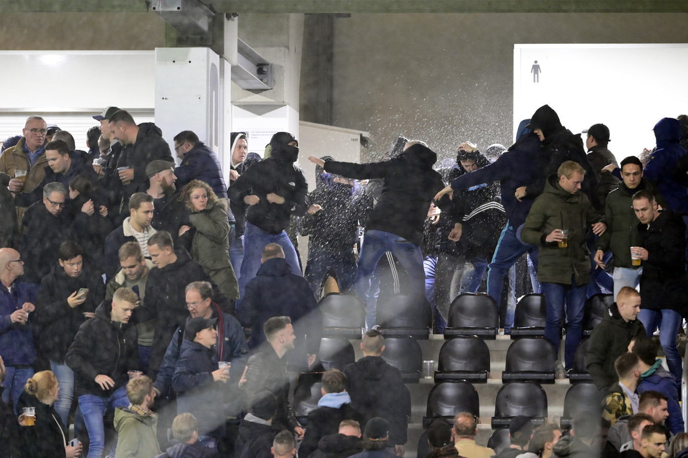 De hooligan is terug: politie bereikt grens en pleit voor structureel ...