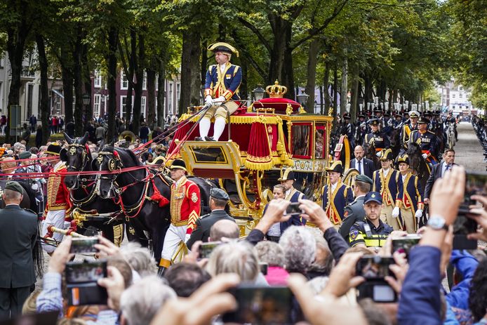 In 2019 vond de laatste Prinsjesdag met publiek plaats. Hier is te zien hoe de Glazen Koets onderweg is van paleis Noordeinde naar de Haagse Ridderzaal.