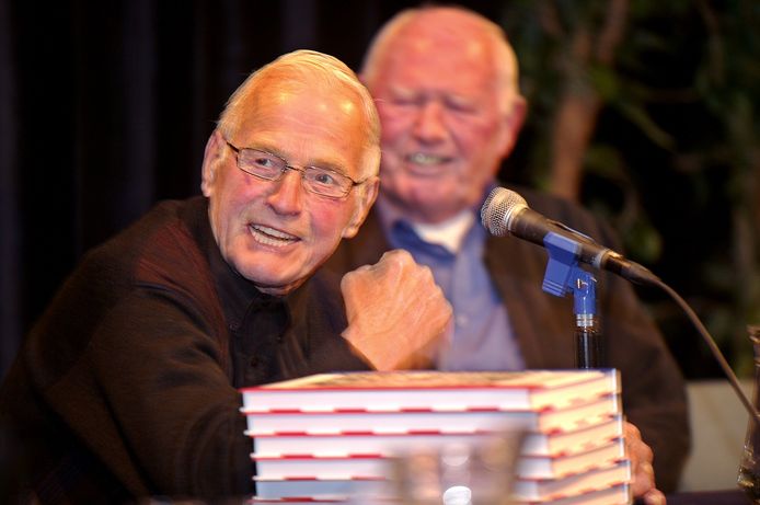 Twee mannen die het ook verdienen een plaats te krijgen in de hall of fame van het West-Brabantse wielrennen. Tijdens een boekpresentatie vertelt begin deze eeuw Jos Suijkerbuijk zoals altijd vol passie over de jaren dat hij profwielrenner is geweest. Wies van Dongen luistert geamuseerd mee.
