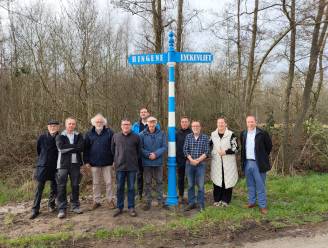 Historische Eikevlietse wegwijzers in ere hersteld: “Mooie samenwerking met al even mooi resultaat”