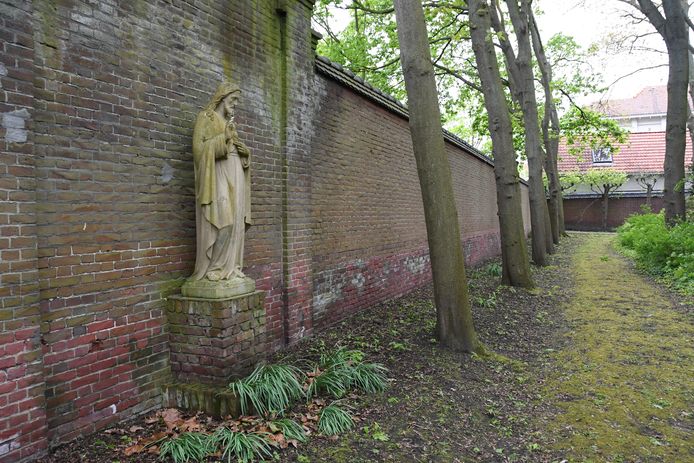 Christusbeeld in de tuin van stadsklooster San Damiano, onderweg tijdens de meditatieve spirituele wandeling