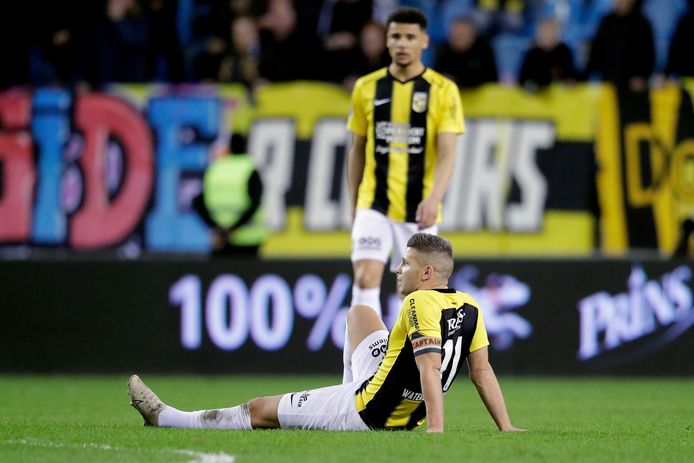 Vitesse-topscorer Linssen kampt met kneuzing voet ...