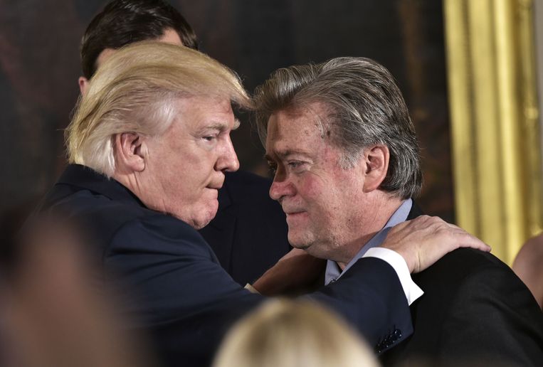 Toenmalig Amerikaans president Donald Trump (links) en zijn toenmalige adviseur Stephen Bannon in 2017. Beeld AFP