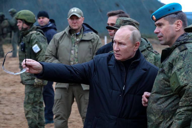 De Russische president Poetin bij een militair trainingskamp voor reservisten, vorige week.  Beeld Mikhail Klimentyev/AP