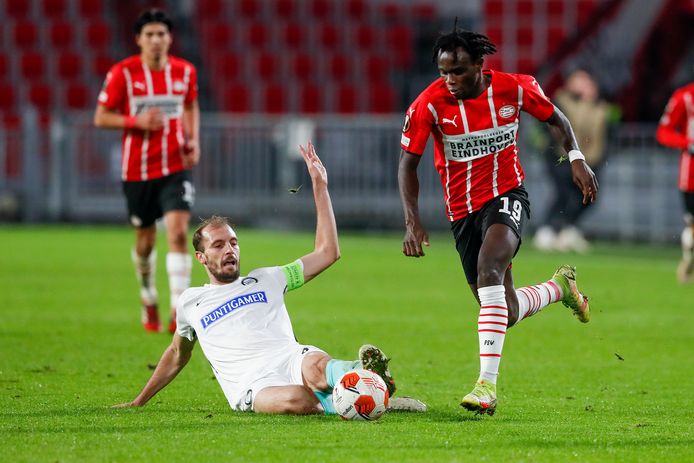 Armindo Bruma in het duel met Sturm Graz, Érick Gutiérrez kijkt toe.