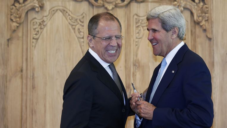 De Amerikaanse minister van Buitenlandse Zaken John Kerry en zijn Russische collega Sergei Lavrov (L). Beeld EPA