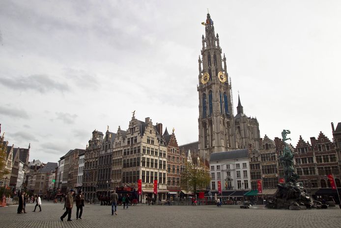 De Grote Markt van Antwerpen met zicht op de kathedraal.