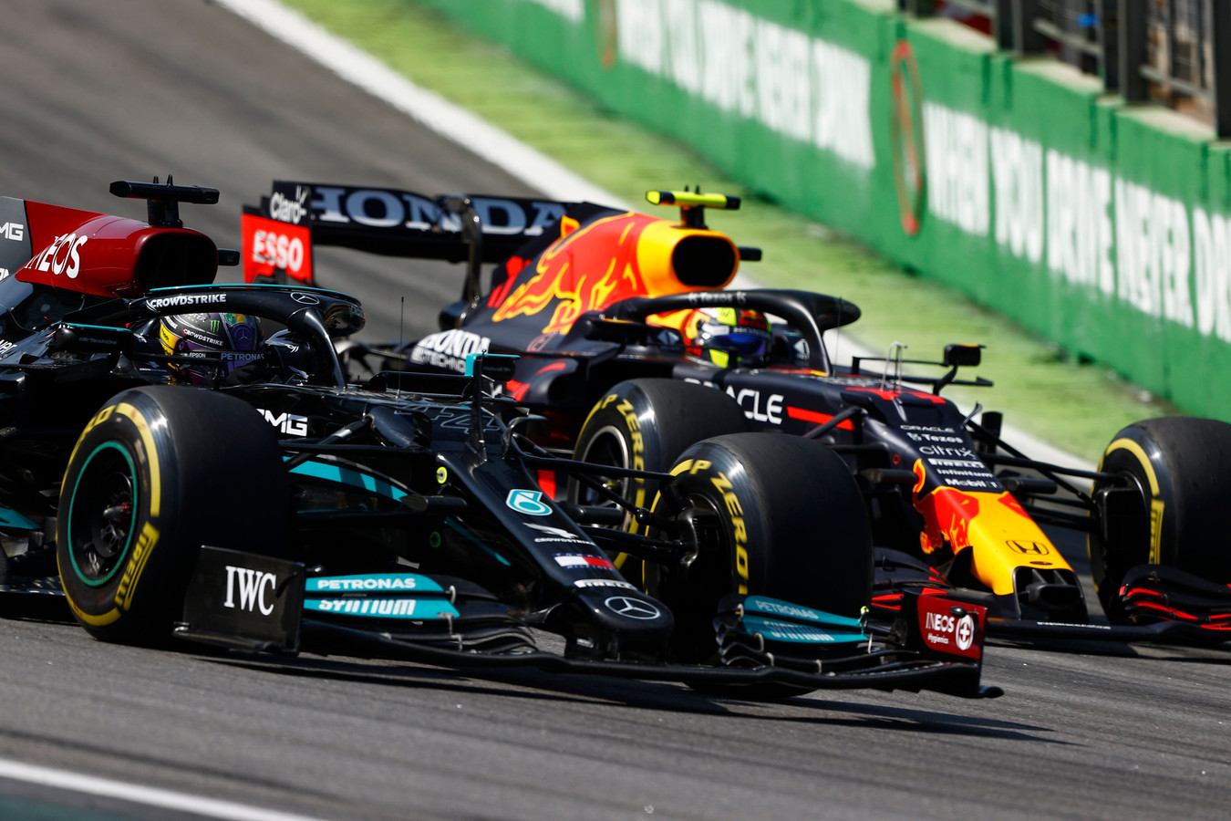 Max Verstappen kon Lewis Hamilton niet achter zich houden bij de GP van Brazilië.