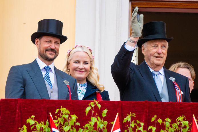 Re Harald con suo figlio, il principe ereditario Haakon, e sua nuora, la principessa ereditaria Mette-Marit.