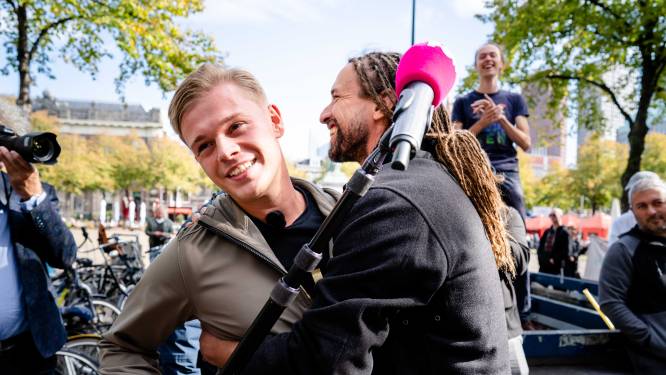 PowNed-verslaggever krijgt ongewenste knuffel van Willem Engel