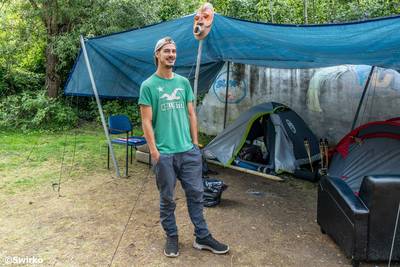 Timo (29) woont in tentenkamp(je) in Aalsters park: “Van de politie krijgen we drie dagen tijd om te vertrekken”