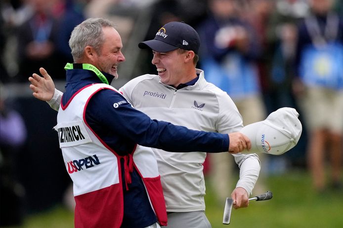 Matthew Fitzpatrick (rechts) viert de overwinning met zijn caddie.