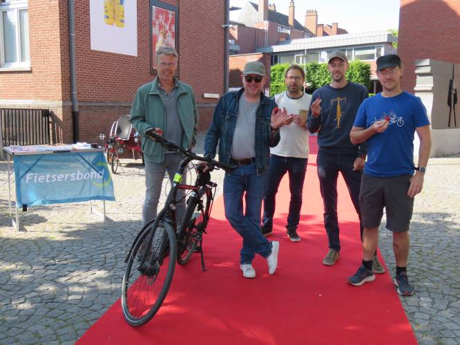 Fietsersbond pleit via applausactie voor knip aan Lakenmarkt: “Graag groen plein in plaats van huidige hectische en gevaarlijke situatie”