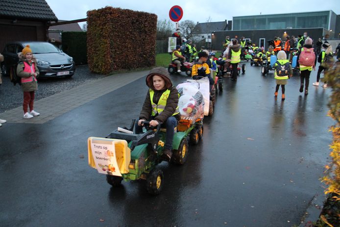 Kinderen van landbouwers uit Hooglede protesteren met speelgoedtractoren en go-carts op hun manier tegen het uitblijven van een stikstofkader, maar ze vrezen ook voor de toekomst van de landbouw in het algemeen.