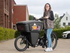 Daniëlle ziet steeds minder, nu brengt ze met ‘gebakfiets’ lekkers rond: ‘Zolang er geen haast is, lukt het prima’
