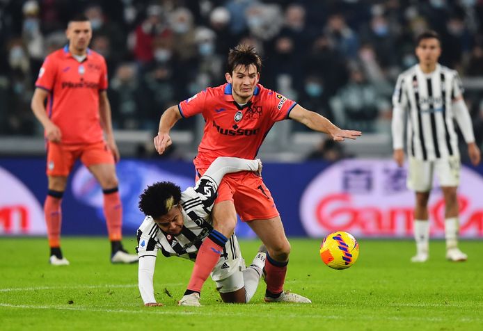 Marten de Roon duels with Weston McKennie.