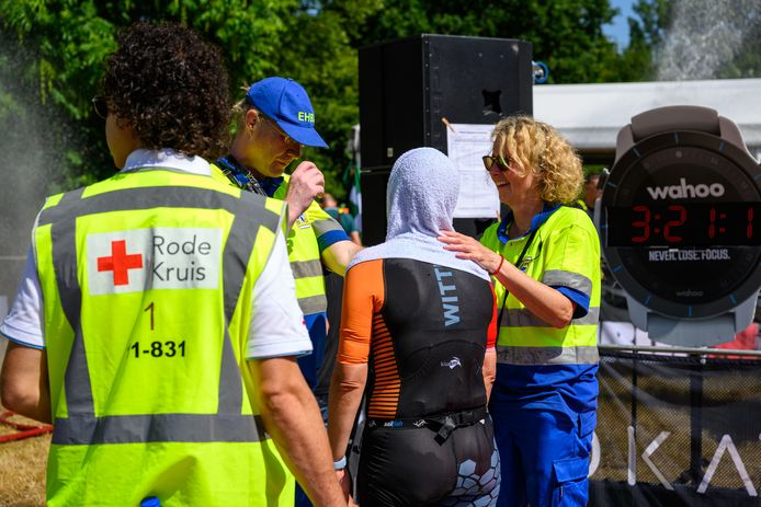 Veel deelnemers aan en bezoekers van de Ironman in Hoorn raakten bevangen door de hitte.