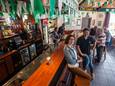 Voorzitter Christel Geerts (voor, midden) en penningmeester Jan Diepstraten (zwart shirt) aan de bar van VV Bavel. De kantine krijgt vanaf half juni een grootse opknapbeurt, waarbij onder meer de dertig jaar oude bar in zijn geheel wordt vervangen.