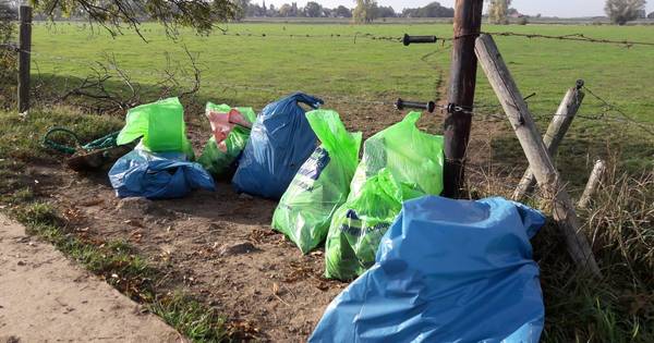 Rivierjutters ruimen 2 ton afval op in uiterwaarden van Maas en Waal