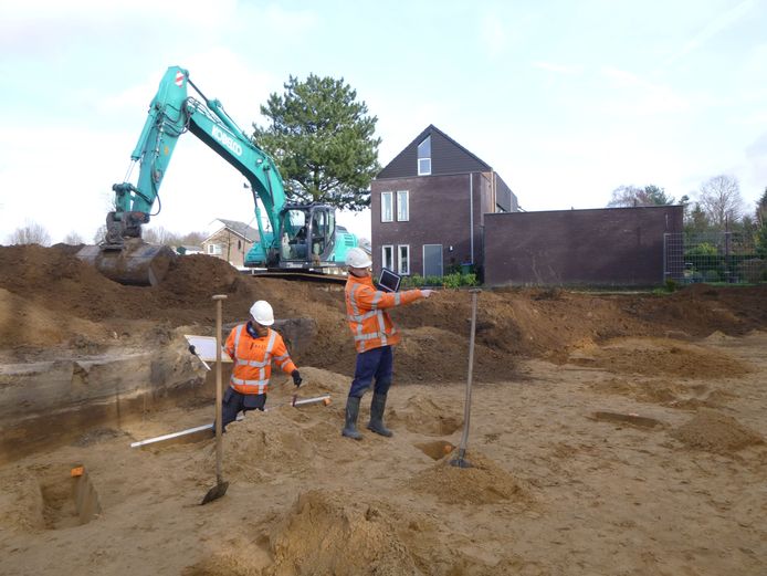 Archeologen aan het werk op het terrein van de Vossenvelde Mavo in Bennekom.