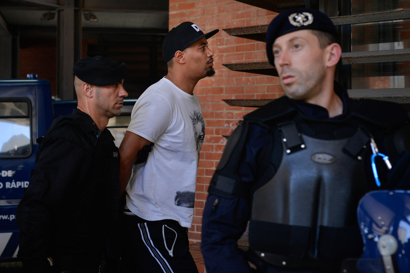 Een van de 23 hooligans die vandaag al zijn aangehouden door de Portugese politie.