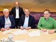 Guus van Ginkel (Sociaal Leusden), Frank de Wit (Lokaal Belangrijk) en Bas van Os (CDA) tekenen het coalitieakkoord onder toeziend oog van formateur Bert Blase.