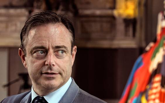De informateur-treuzelaar: De Wever sprak enkel met Vlaams Belang over inhoud, de andere partijen wachten
