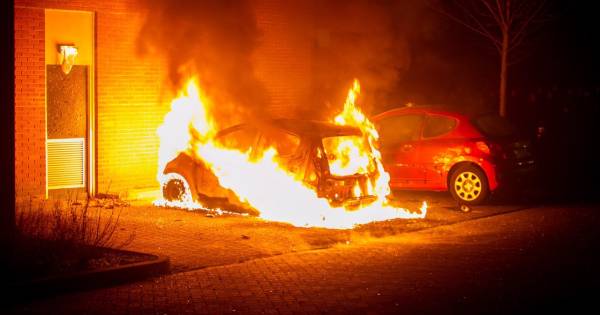 Jongeren blijven politie en brandweer bestoken met zwaar vuurwerk in Ede; dit keer bij een autobrand .