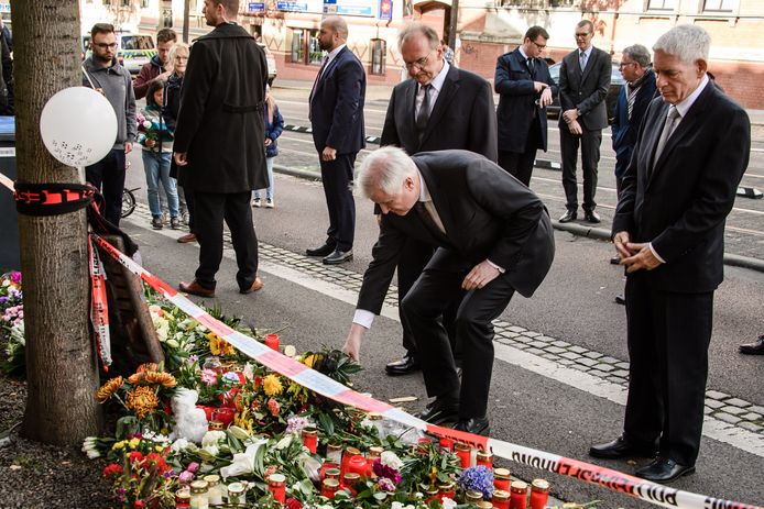 De Duitse minister van Binnenlandse Zaken Horst Seehofer legt bloemen neer op de plek van de aanslag.