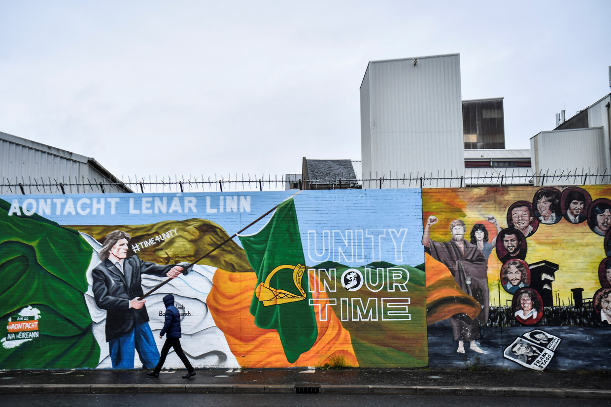 Nationalistische muurschilderingen langs Falls Road in Belfast. In protestantse wijken zijn soortgelijke pro-Britse schilderingen  vergelijkbare aangebracht. 
