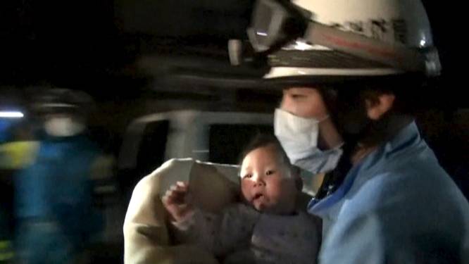 Un bébé de huit mois sauvé des décombres au Japon