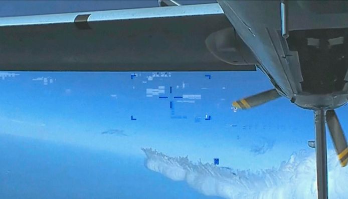 Un avion russe Su-27 s'approche d'un avion américain sans pilote MQ-9 opérant au-dessus de la mer Noire le 14 mars 2023.