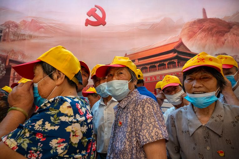 Bezoekers aan de plek in Shanghai waar de Chinese Communistische Partij in 1921 werd opgericht. 	 Beeld Andrea Verdelli / Getty