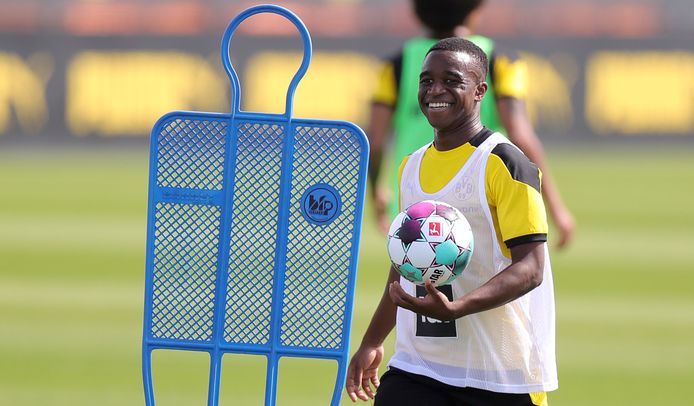 Youssoufa Moukoko op de training van de A-kern van Dortmund.