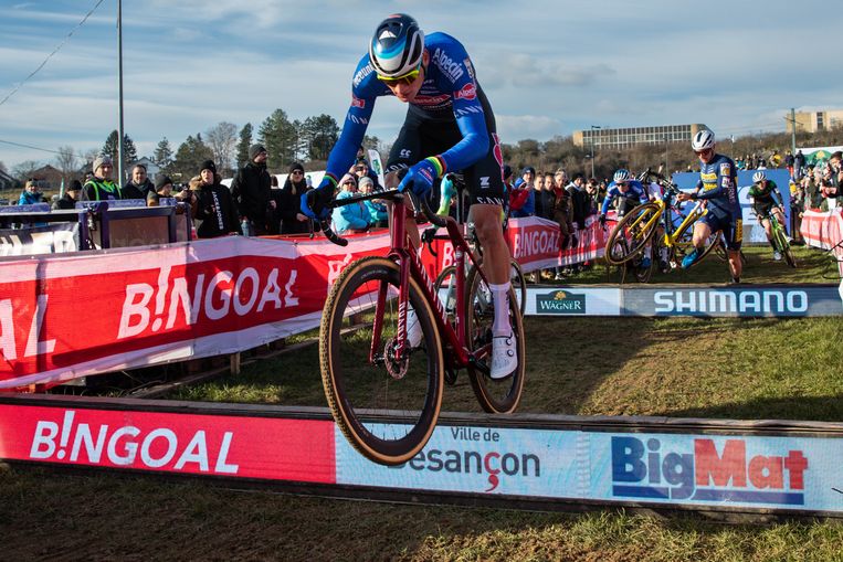 Mathieu van der Poel springt over de balkjes tijdens de wereldbekercross in Besançon. Beeld BELGA