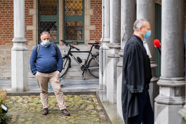 Marc Van Ranst verschijnt voor de rechter in Mechelen na een klacht wegens “roekeloze uitspraken”. Hij is een aandacht toeschouwer bij het interview van meester Walter Damen aan vtm Beeld David Legreve