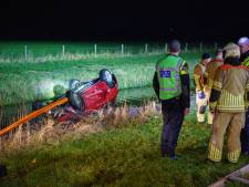 Auto komt ondersteboven in sloot naast A12, bestuurder ligt half uur in ijskoud water