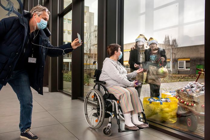 De Dordtse Anja van den Berg nam dinsdag symbolisch een bal in ontvangst. Vanwege de veiligheid zat ze binnen in de gang voor het raam, met Pam en Cato aan de andere kant van het glas.
