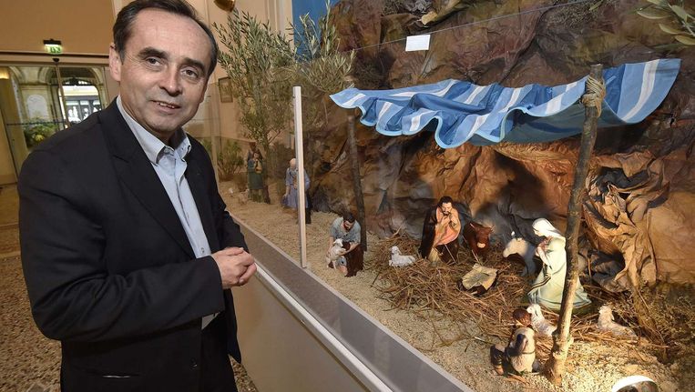 Burgemeester Robert Menard van Béziers bij zijn gemeentelijke kerststal. Menard weigert om de stal weg te halen. Beeld afp