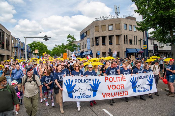 Omstreden Actiegroep Trekt Zingend Door Apeldoorn En Steek Die Spuit Maar In Je Reet Apeldoorn Destentor Nl